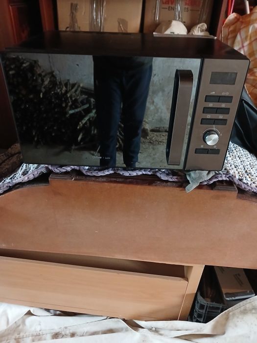 Microondas com forno impecável.