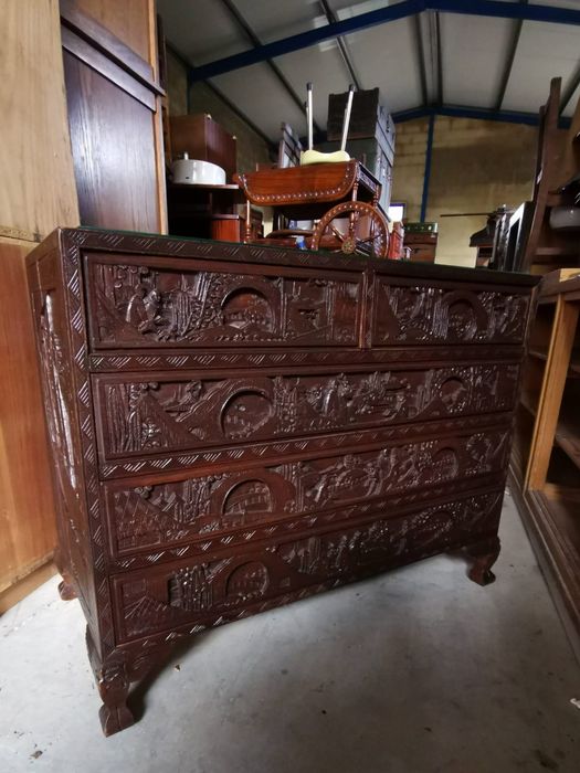 Cómoda em cânfora esculpida