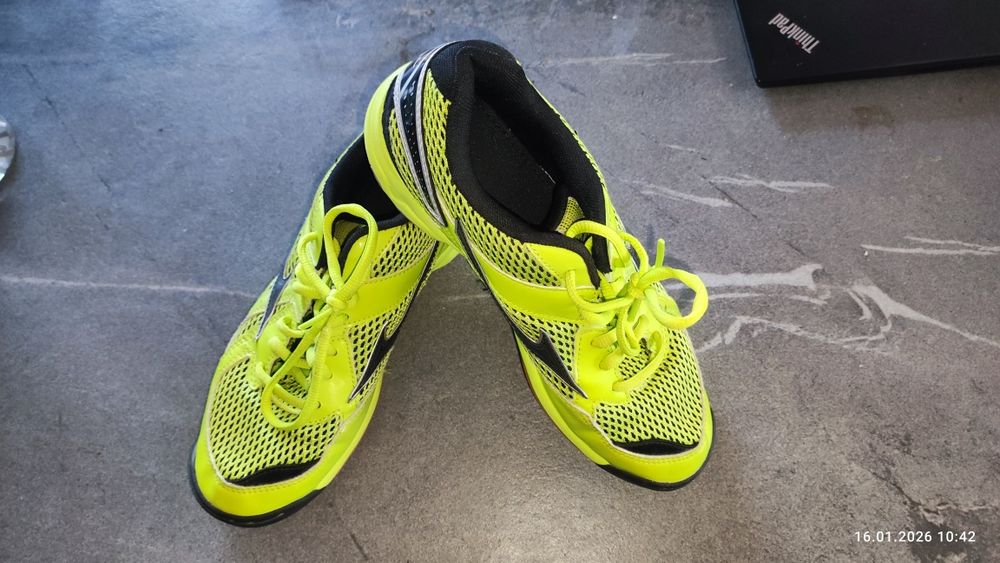 Продам кросівки Mizuno wave 4 twister