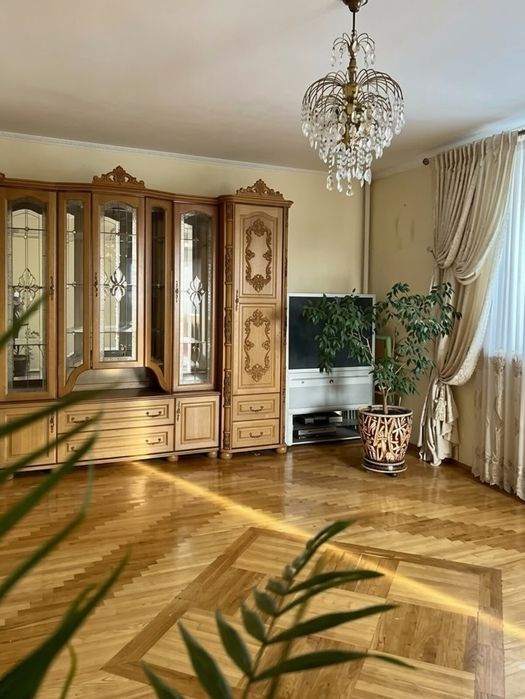 Затишний, якісно збудований будинок. Доглянута територія 34435