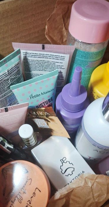 Duży zestaw kosmetyków – pielęgnacja twarzy, włosów i makijaż