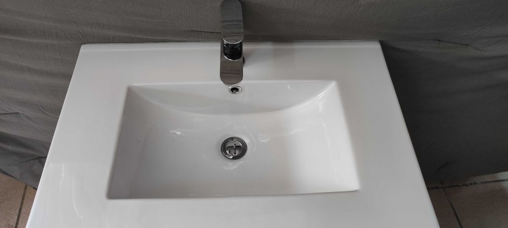 Móvel WC com lavatório, torneira e espelho