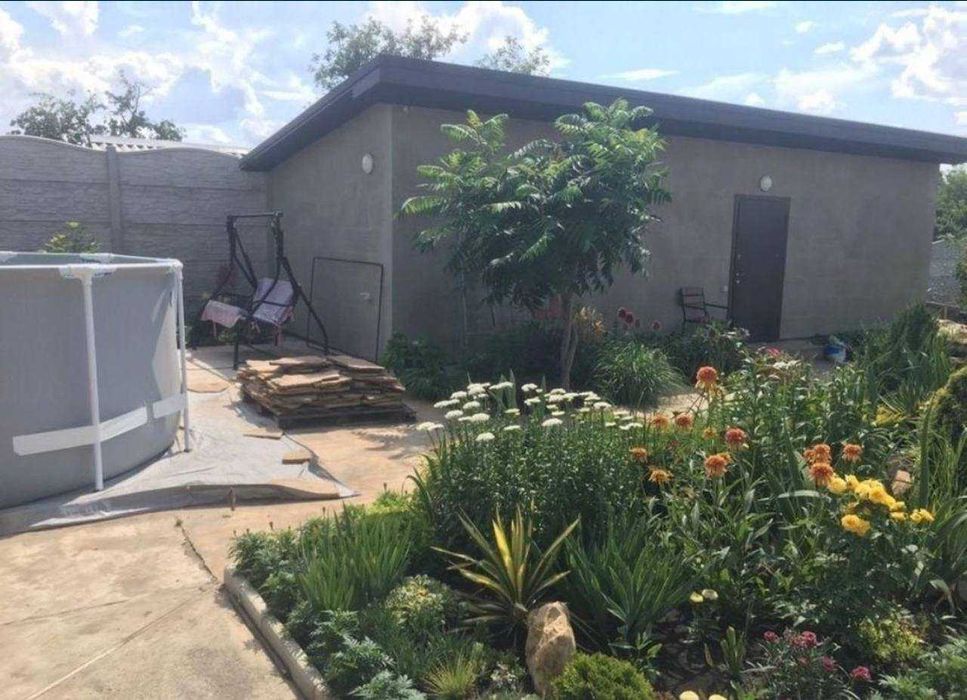 Гарний компактний будинок з якісним ремонтом в селищі Солоницівка