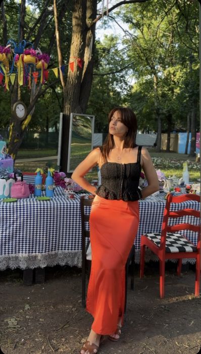 Шовкова червона спідниця