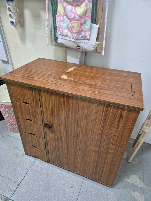 Móvel para Máquina de Costura em Madeira