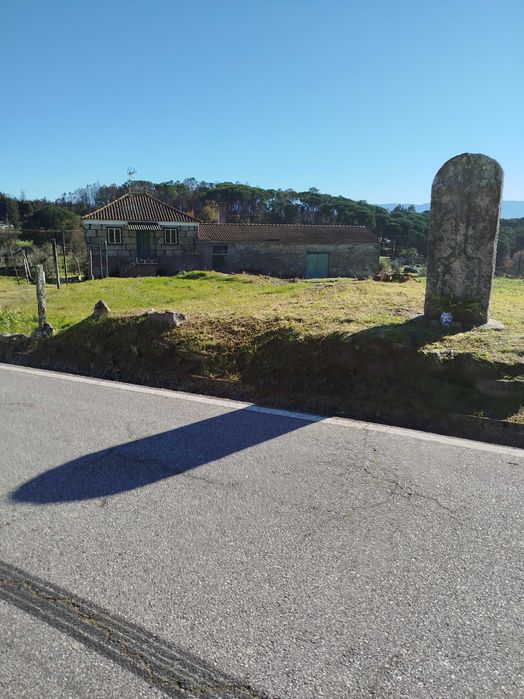 Casa e terreno bem localizado.