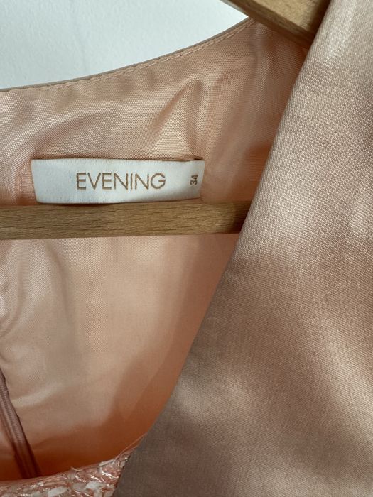 Simple: jasnoróżowa połyskująca sukienka