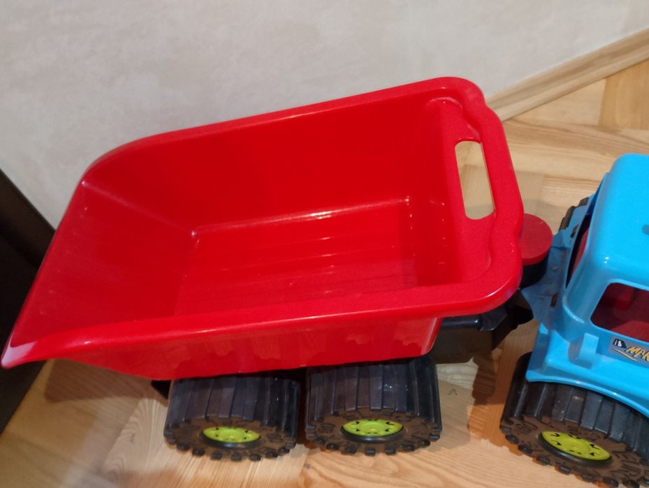 Duży samochód z przyczepą wywrotką