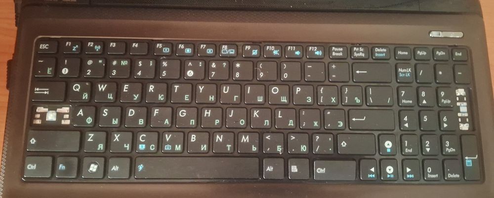 Ноутбук ASUS X-52J, 2011 року, Продам по запчастинах або цілком під відновлення. Ціна вказана за весь цілком..