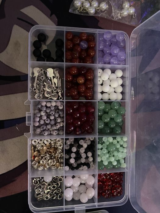 Продам наборы бус для плетение браслетов