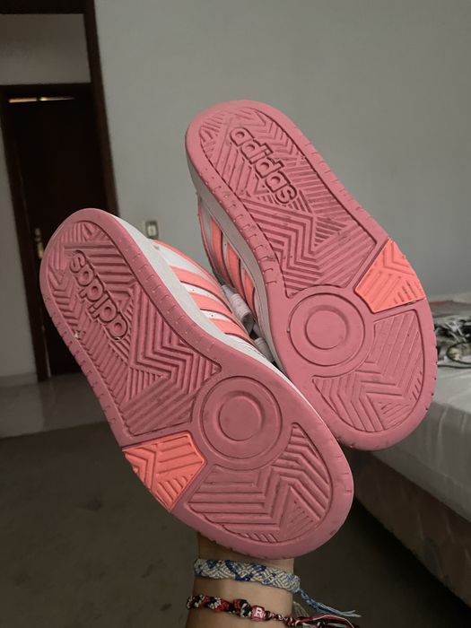 adidas brancas e cor de rosa