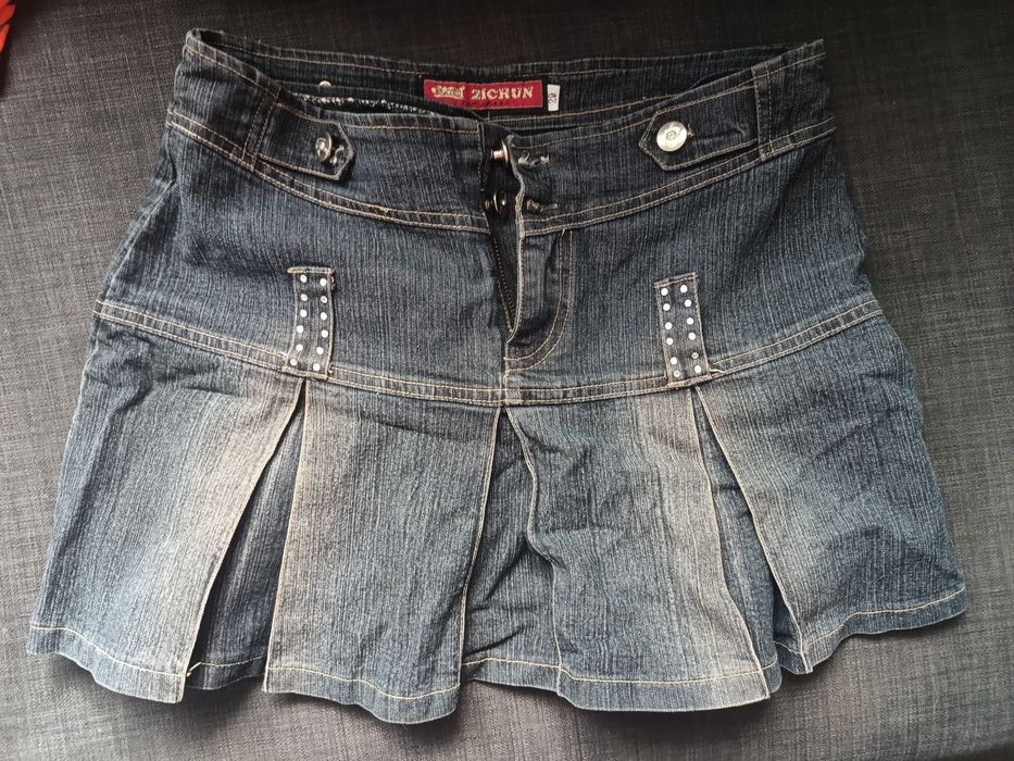 Міні спідниця в стилі 2000-х