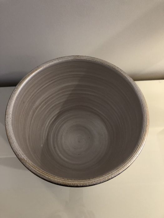 Pote em tons dourados, novo.