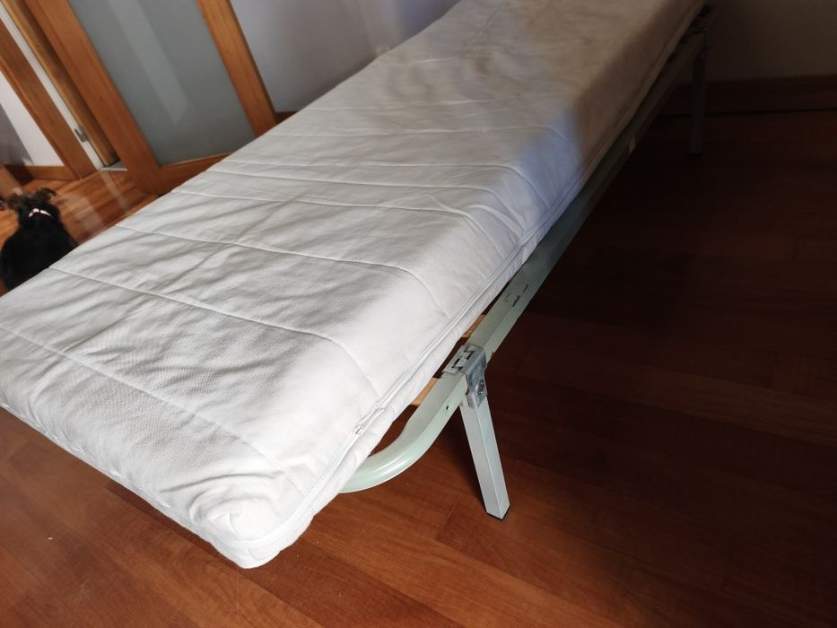 Estrado com pés. Oferta do colchão