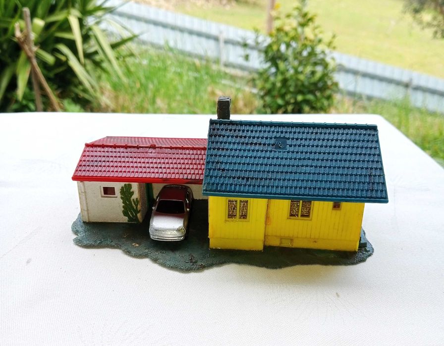 VIVENDA com garagem e carro