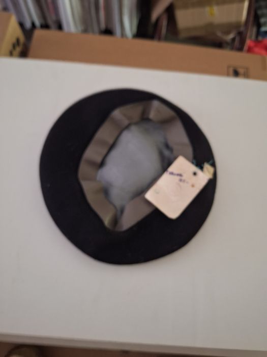 Stary czarny Beret