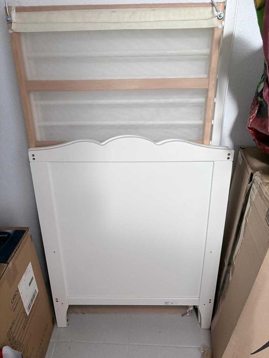 Berço branco e colchão
