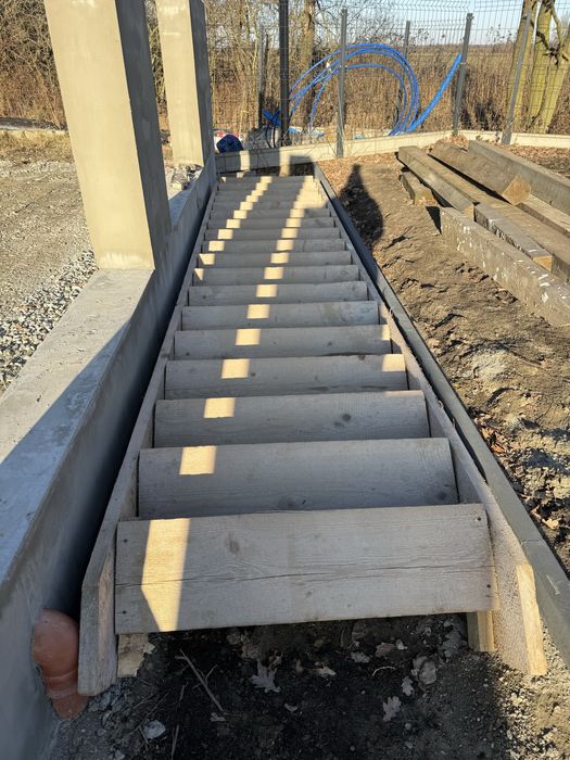 Schody drewniane na budowę