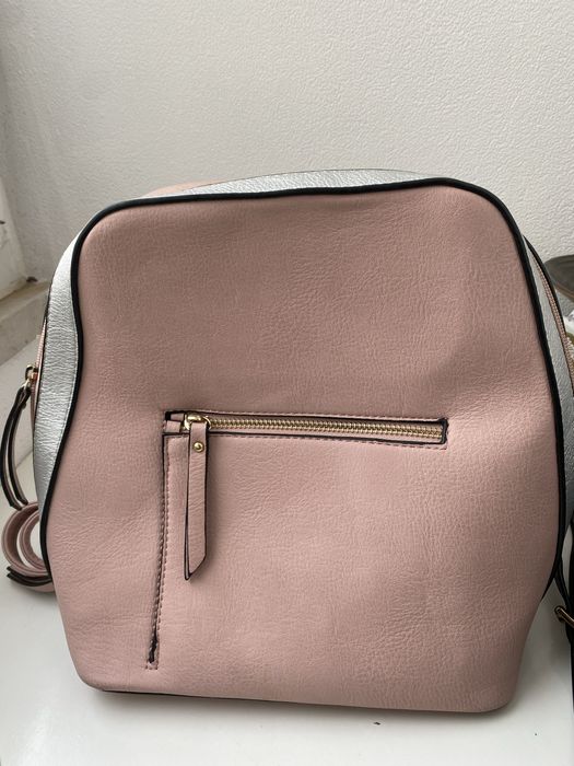 Mochila rosa e prateada