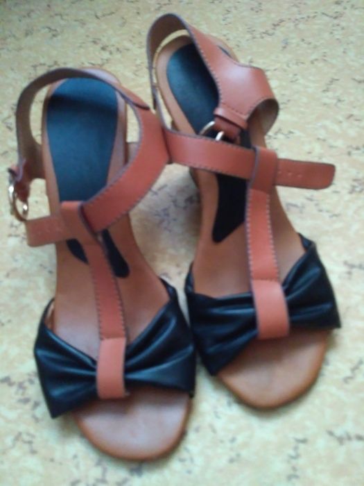 босоножки черные с коричневым на танкетке платформе удобные