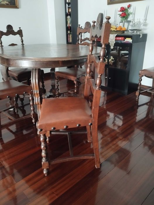 Móveis antigos. Conjunto mesa + 6 cadeiras