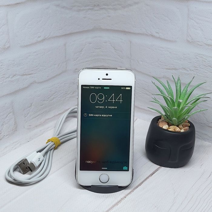 Продам телефон Apple iPhone 5S 32Gb в гарному стані