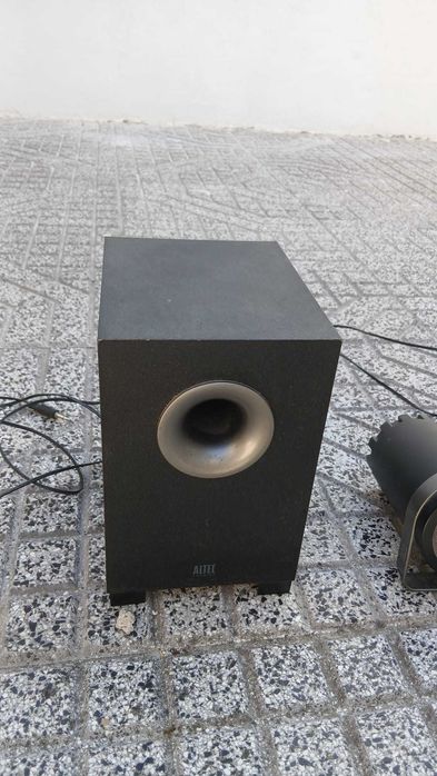 Speaker Columns with Subwoofer - Used435647993213112321