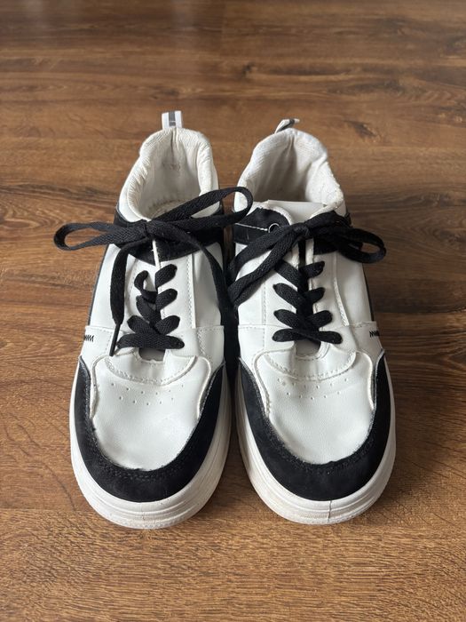 Взуття. Кросівки БУ