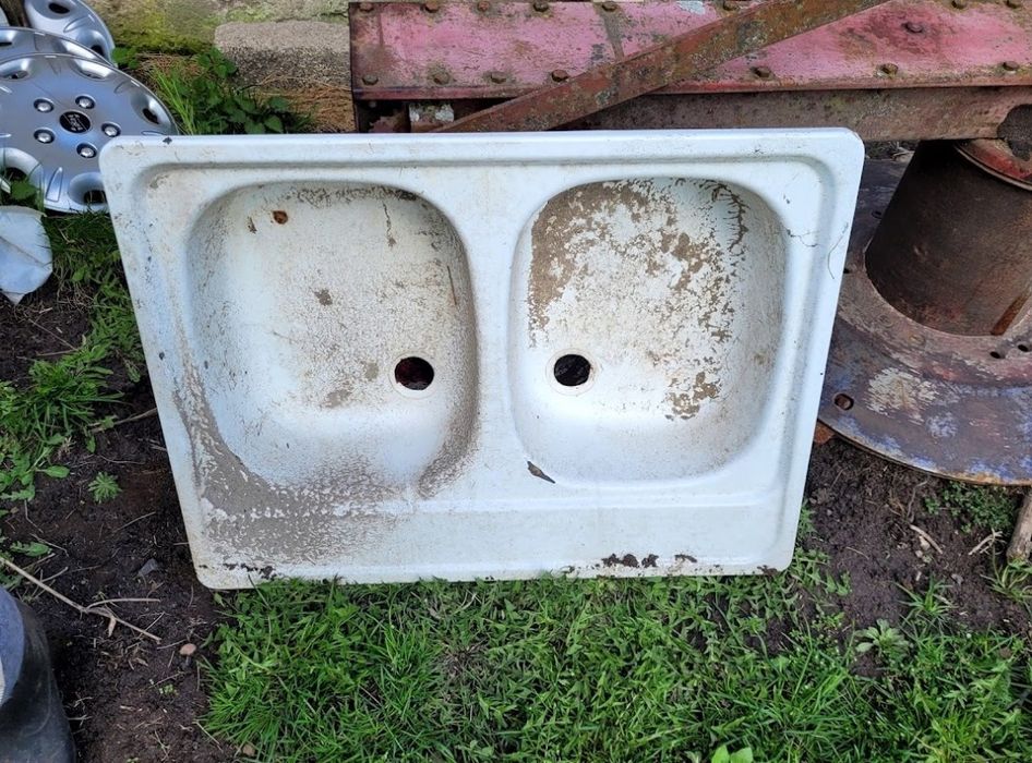 Zlew do gospodarstwa do pojenia zwierząt. Na stanie kilka sztuk