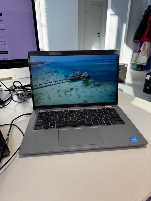 Компактний та легкий, зручний для подорожей і роботи Dell є кількість