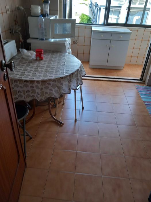 Aluga-se Quarto com casa banho privativa a estudante Universitária - Junqueira - Lisboa