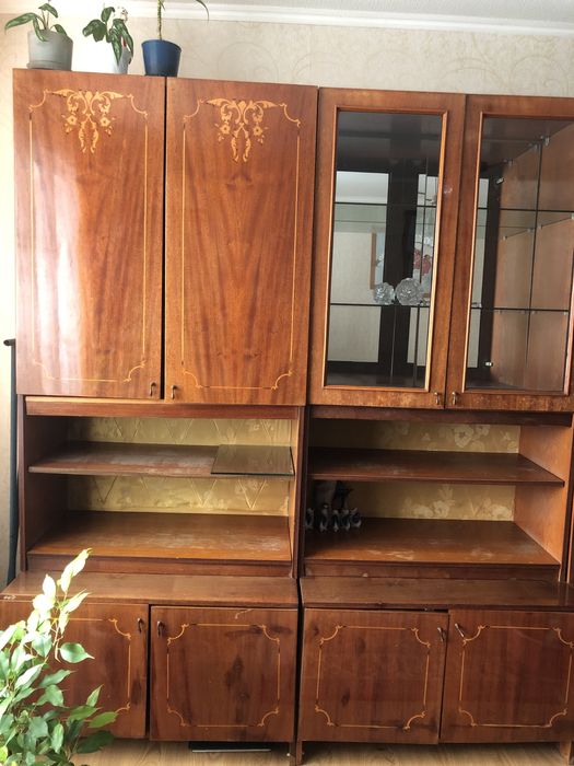 Продам дві шафи б/у (сервант + книжна шафа)