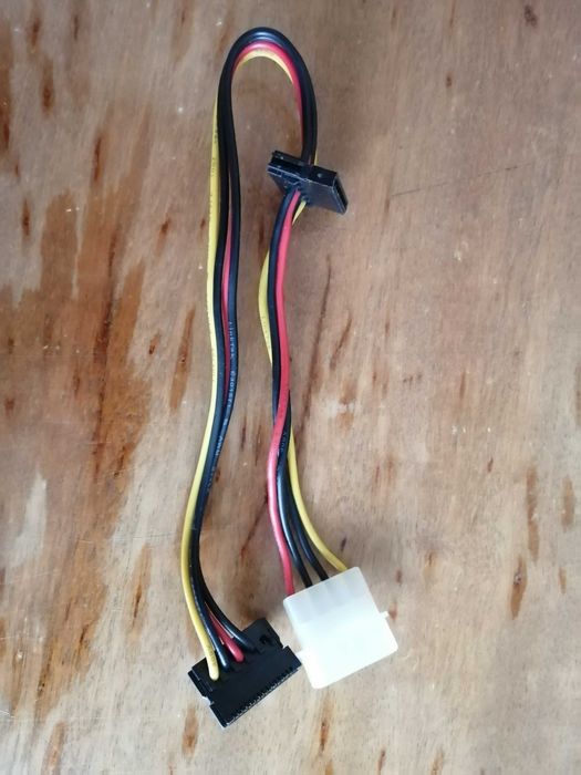 Блок питания для ПК АТХ 400W P4 в рабочем состоянии