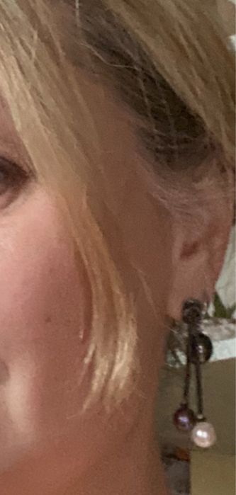 Продам дві сережки із натуральними перлинами - біла і чорна