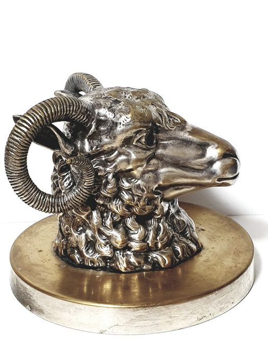 Rara antiga escultura de cabeça de bode com banho em prata
