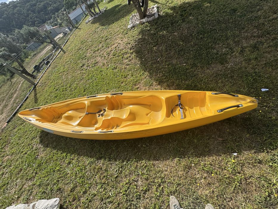Canoa 3 lugares,  com 4 coletes e as repectivas pagaias..