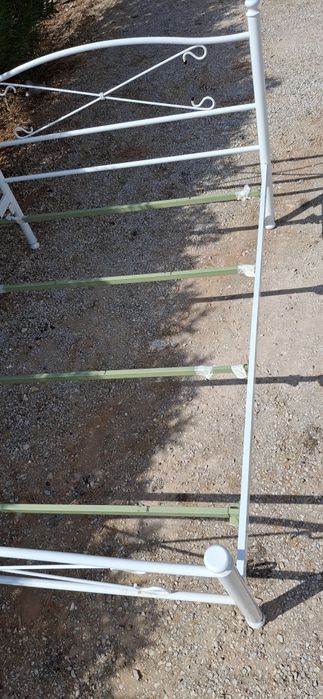 Cama de ferro em muito bom estado...