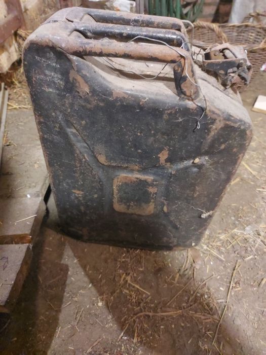 Продам 2 канистри желизо  20л