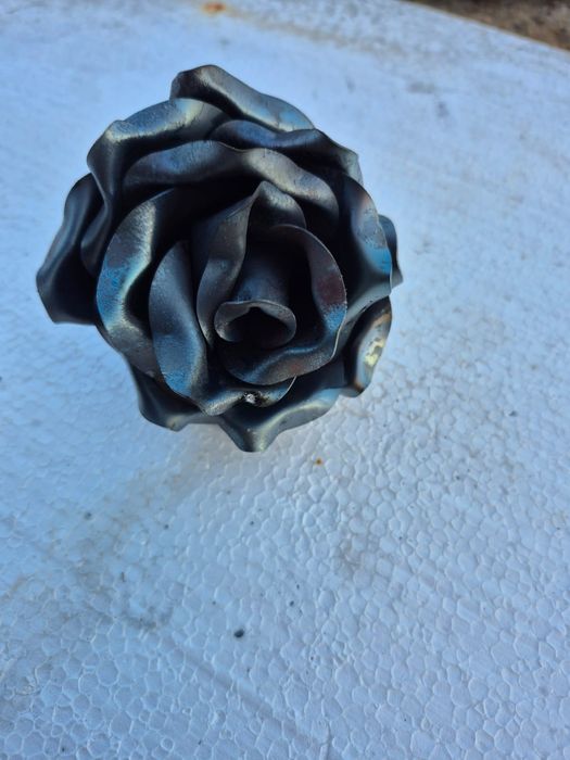 Ŕóża ręcznie kuta