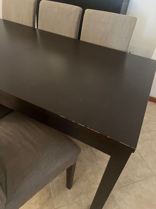 Mesa extensiva  c/ 6 cadeiras