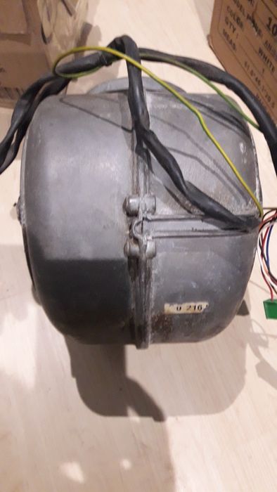 Продам витяжку с мотором,на 220/380в