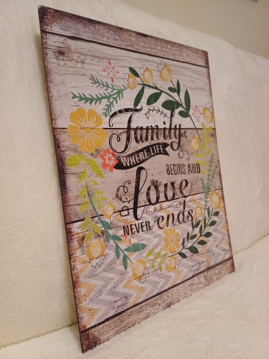 Quadro com a frase: Family, where life begins and love never ends
