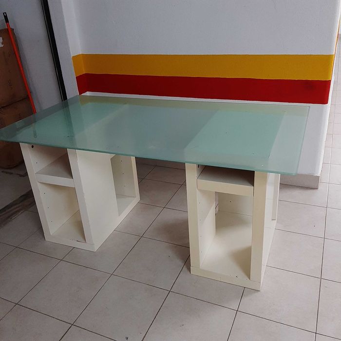 Vendo Secretaria IKEA com 2 módulos de madeira e tampo de Vidro.