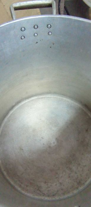 Vendo Panela alumínio fundido de 65 litros, com tampa