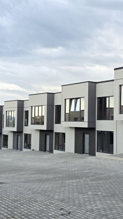 Продається крайній таунхаус 5 км від майдану.