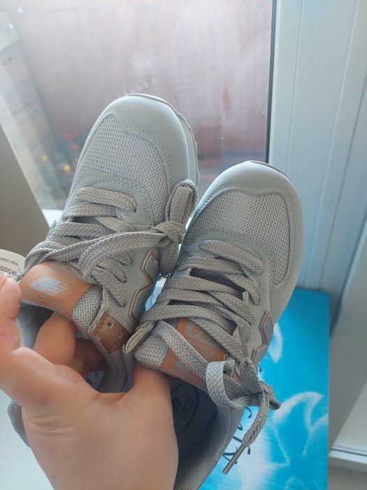 Продам кроссовки новые