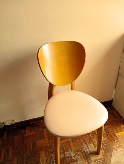 Cadeira em madeira e pele: 86 cm altura 42 largura do assento