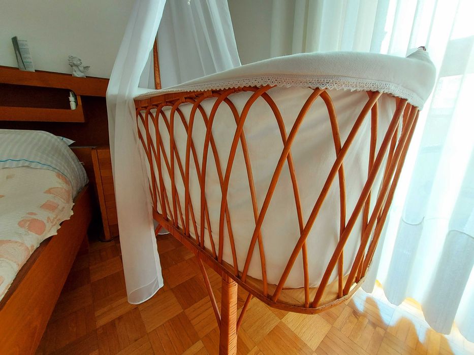 Berço Artesanal em Vime com Dossel e Tecidos Bordados à Mão – Encantadora e Única
