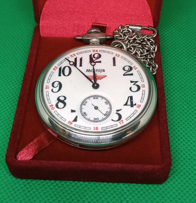 Часы  карманные Молния "Паровоз" в футляре с цепочкой.
