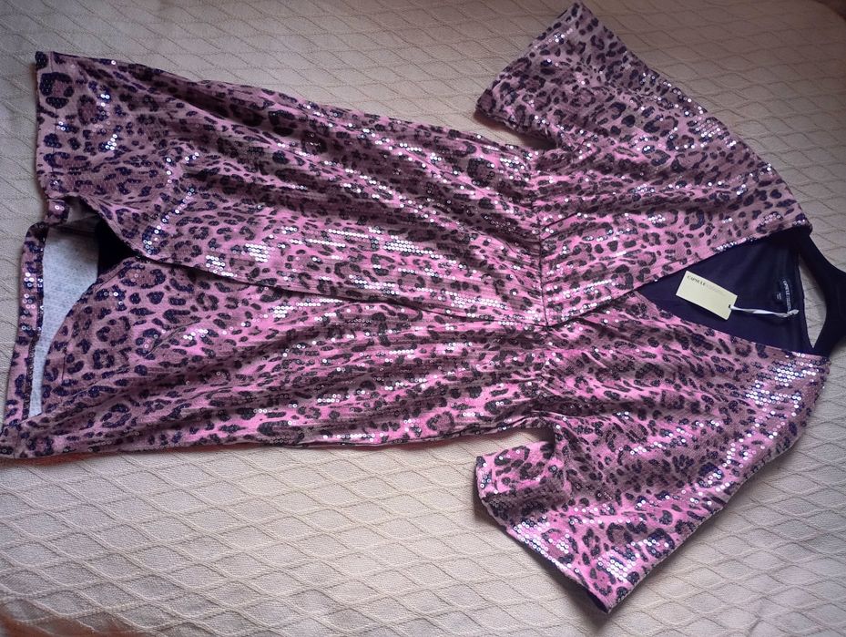 CAPSULE 44R efektowna NOWA sukienka różowa fuksja cekinowa